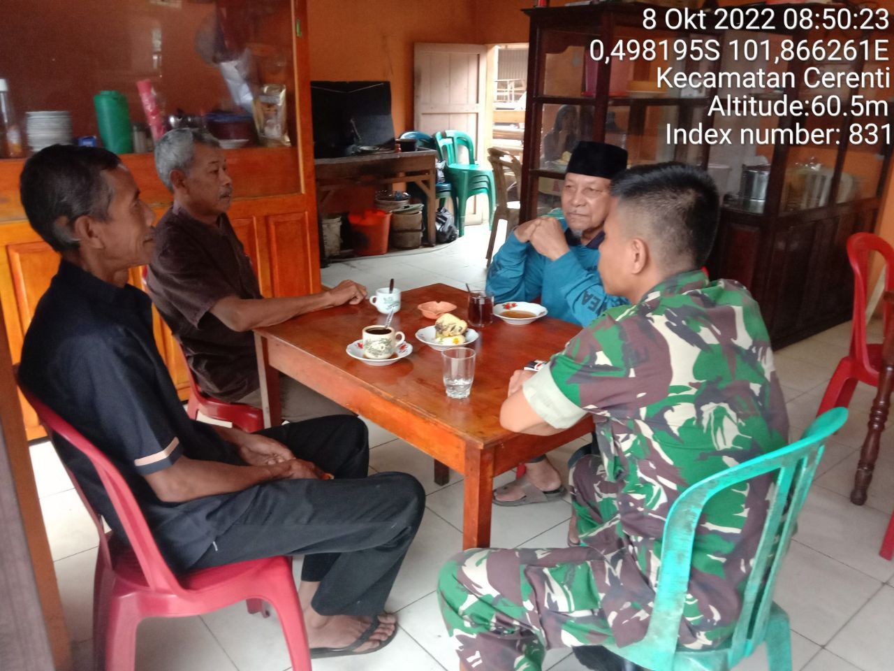 Serda SP Nasution Babinsa Koramil 06/Cerenti Dim 0302/Inhu Komsos Dengan Warga Kelurahan Pasar Cerenti Kecamatan Inuman Kabupaten Kuantan Singingi