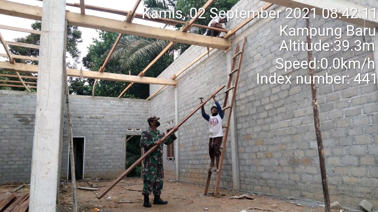 Jaga Hubungan Baik Bersama Warga , Babinsa Koramil 06/Cerenti Kodim 0302/Inhu Bantu Pembangunan Rumah