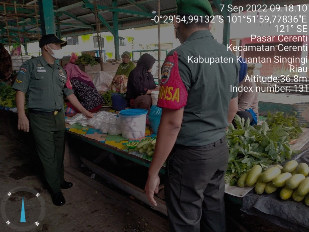 Kopda Mohammad Soleh Babinsa Koramil 06/Cerenti Kodim 0302/Inhu Pantau Perkembangan Harga Kebutuhan Pokok Di Wilayah Kecamatan Cerenti