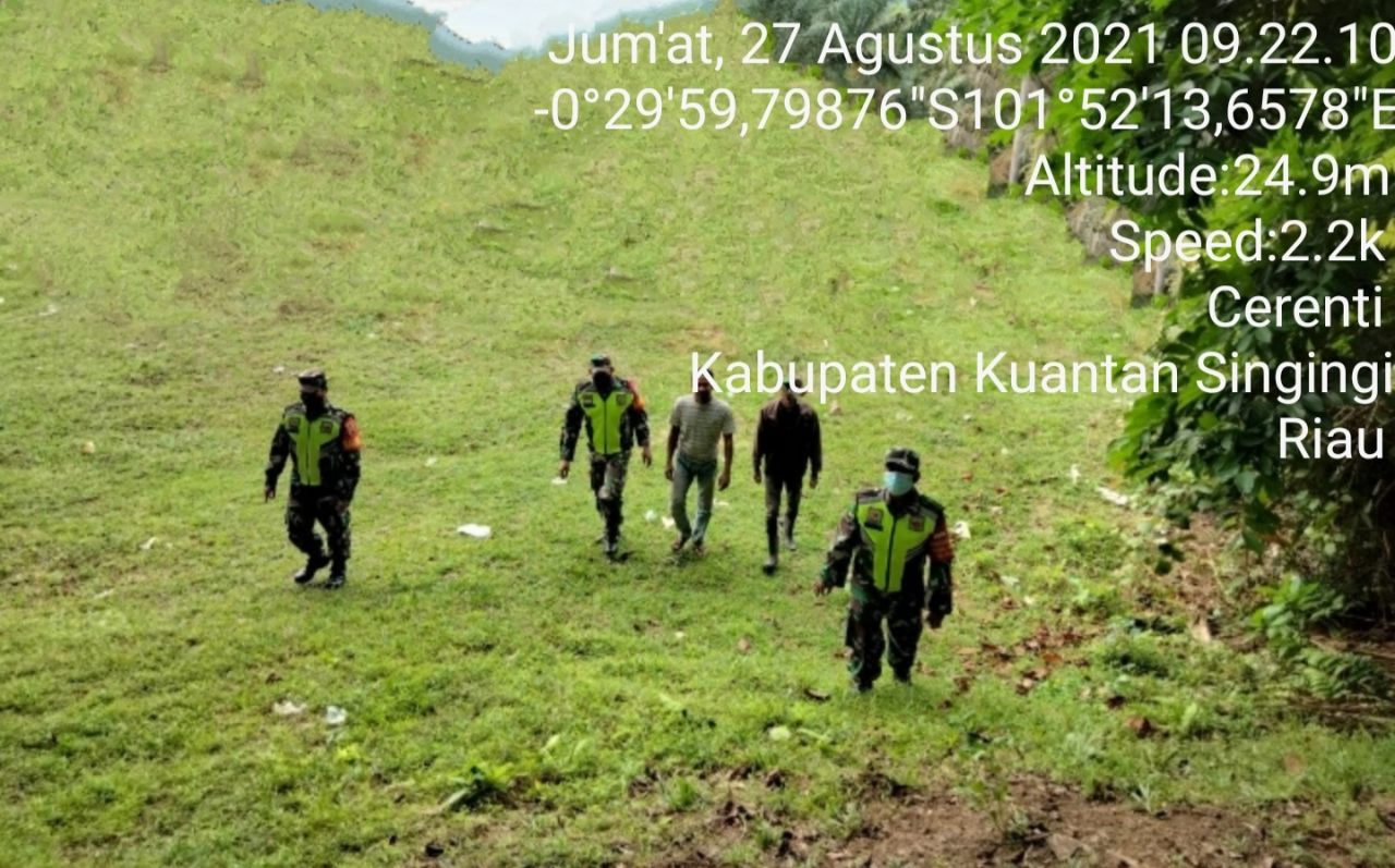 Tingkatkan Pengawasan Karlahut, Babinsa Koramil 06/ Cerenti Dim 0302/ Inhu Laksanakan Patroli dan Sosialisasi Tentang Bahaya Karhutla