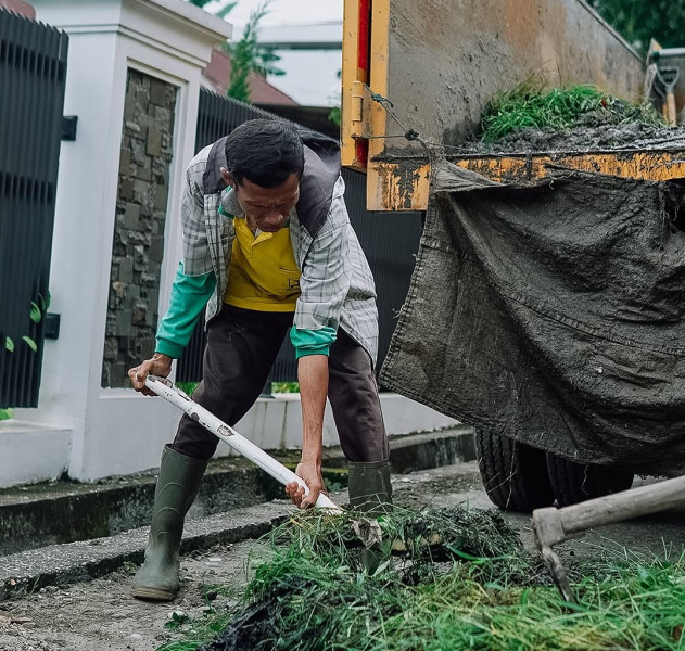 Upaya Cegah Banjir, Dinas PUPR Pekanbaru Fokus Bersihkan Drainase di Jalan Sultan Syarif Qasim II