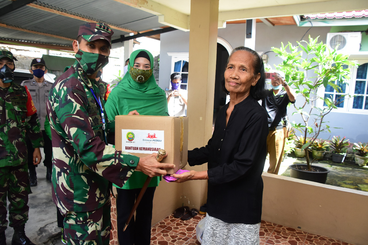 Danrem 031/WB Beserta Ketua Persit KCK Koorcab Rem 031 PD I/BB dan Relawan Peduli Covid 19 Riau Kembali Bagikan Bantuan Kemanusiaan