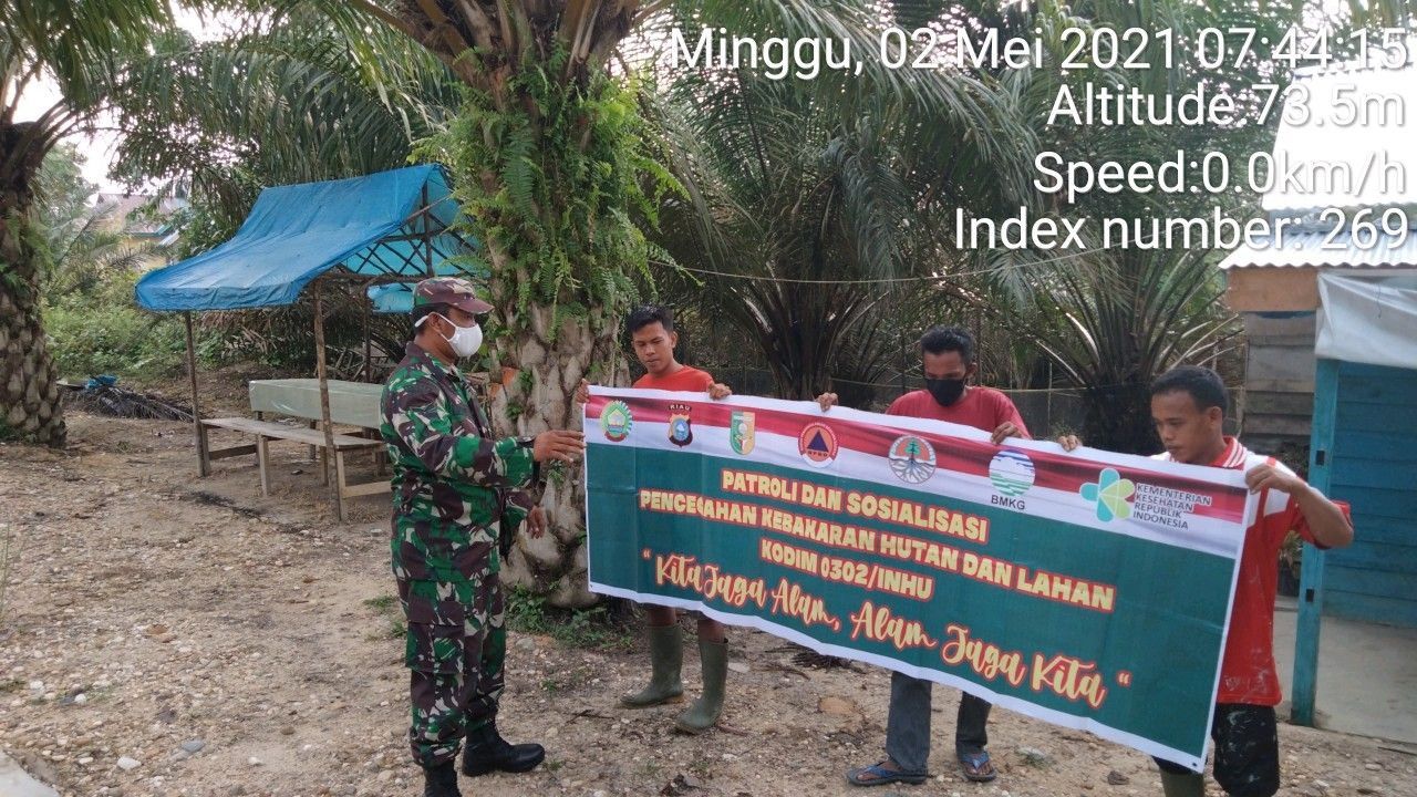 Babinsa Siaga  Karhutla Diwilayah Teritorial Koramil 06/Cerenti Kodim 0302/Inhu Laksanakan Sosialisasi Dan Patroli