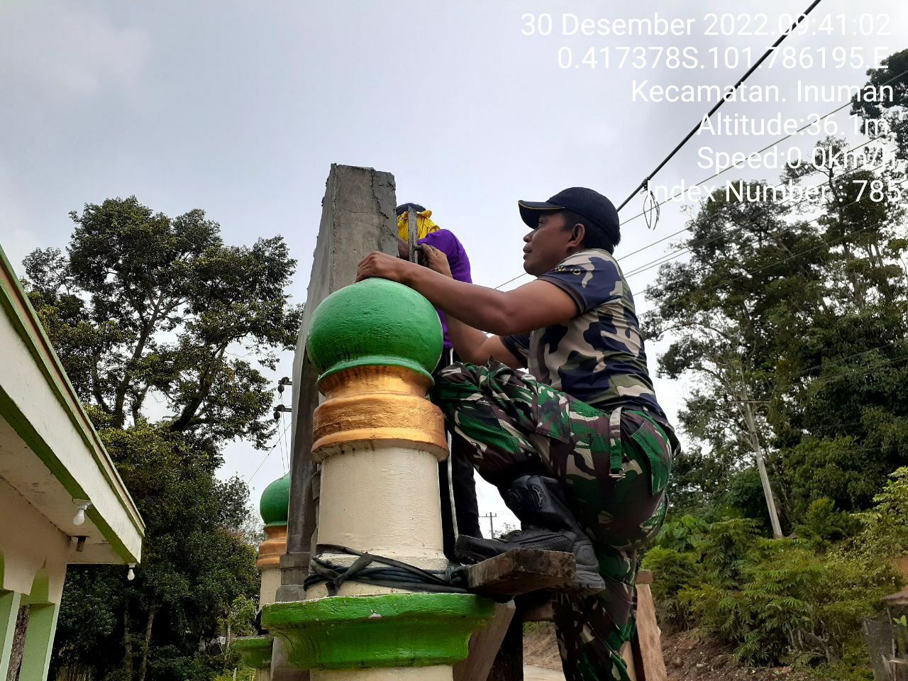 Bangun Keakraban Babinsa Koramil 06/Cerenti Kodim 0302/Inhu Bantu Masyarakat Memperbaiki Gapura Musholah