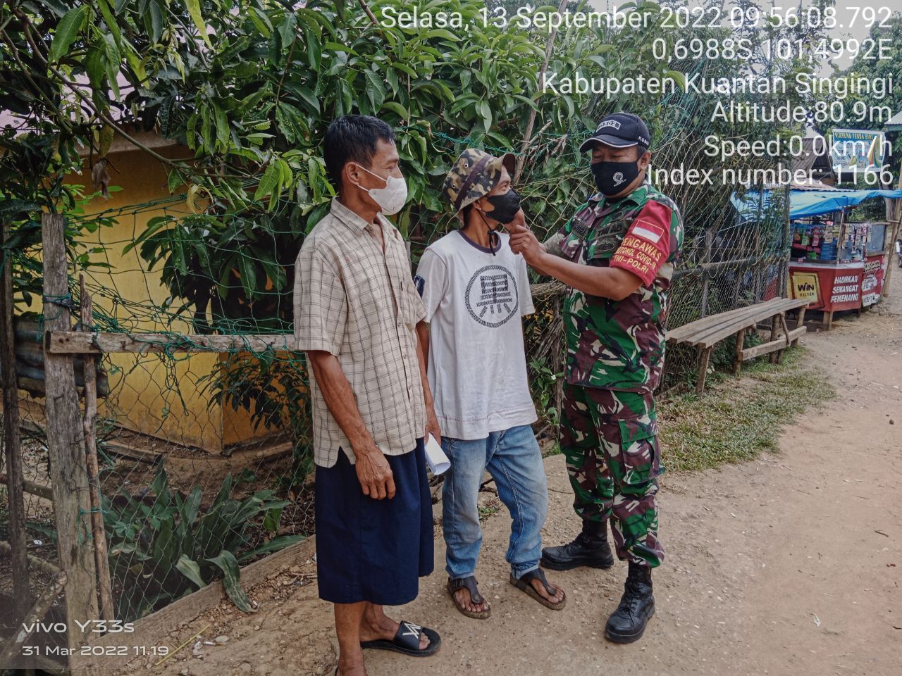 Babinsa Koramil 06/Cerenti Kodim 0302/Inhu, Himbau Warga Agar Tidak Lengah Dalam Penggunaan Masker Saat Pandemi Covid-19 di Desa Kampung Baru Koto Kecamatan Inuman