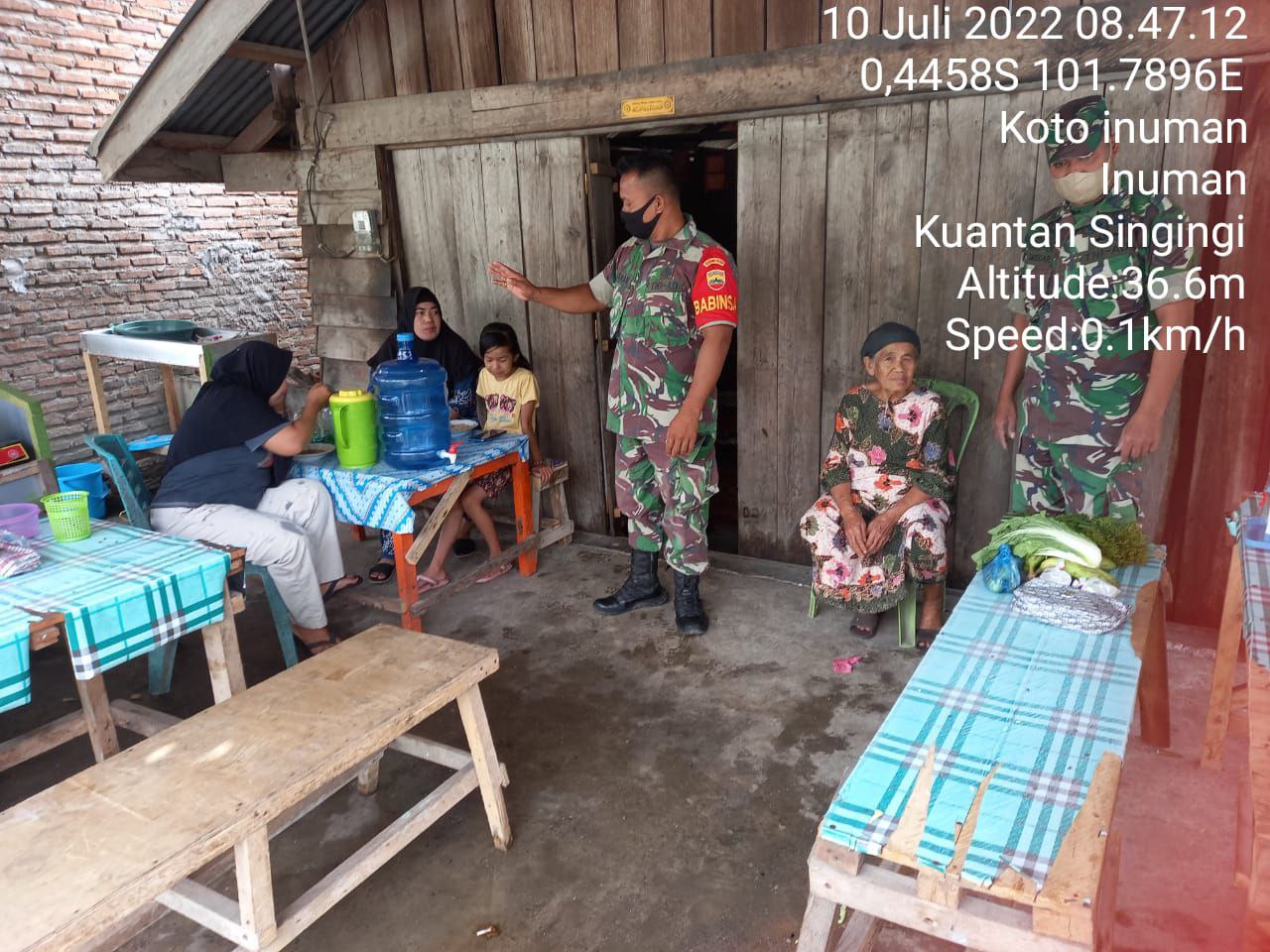 Babinsa Koramil 06/Cerenti Kodim 0302/Inhu Dengan Pendekatan Yang Tepat Berikan Edukasi Warga Tentang Disiplin Prokes di Desa Koto Inuman