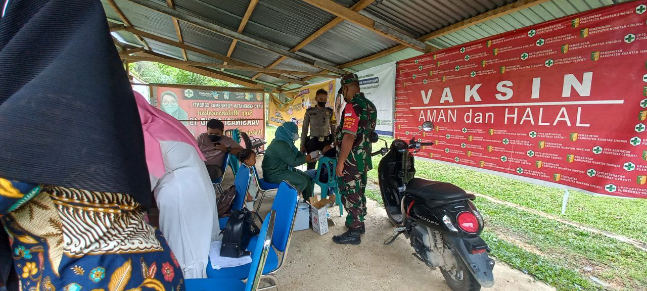 Babinsa Koramil 06/Cerenti Kodim 0302/Inhu Kopda Mohamad Soleh Melaksanakan Pendampingan Pelaksanaan Vaksin Covid-19 di Pulau Bayur Cerenti Kecamatan Cerenti Kabupaten Kuansing