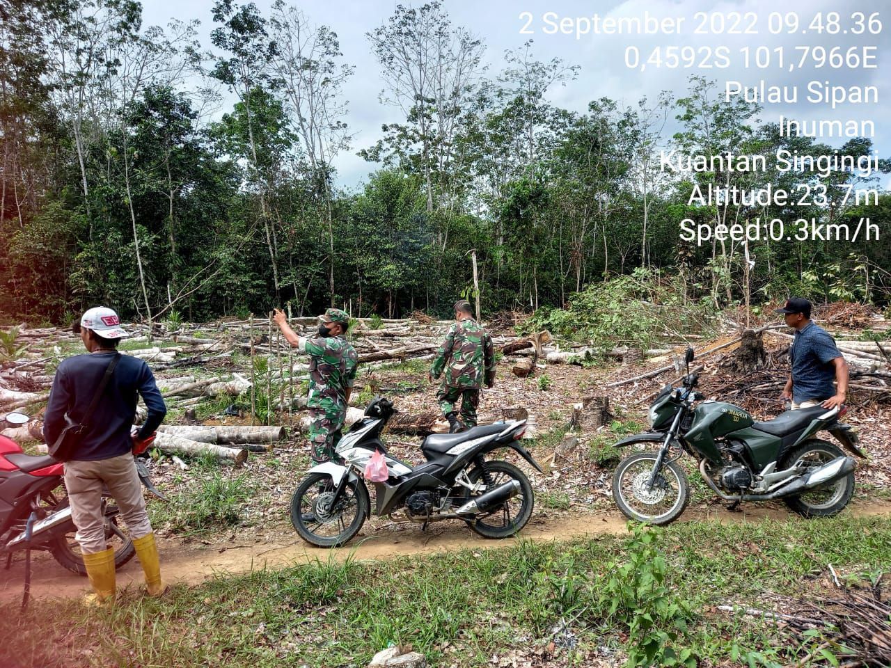 Babinsa Koramil 06/Cerenti Kodim 0302/Inhu Laksanakan Patroli Dan Sosialisasi Pencegahan Karhutla Di Desa Pulau Sipan