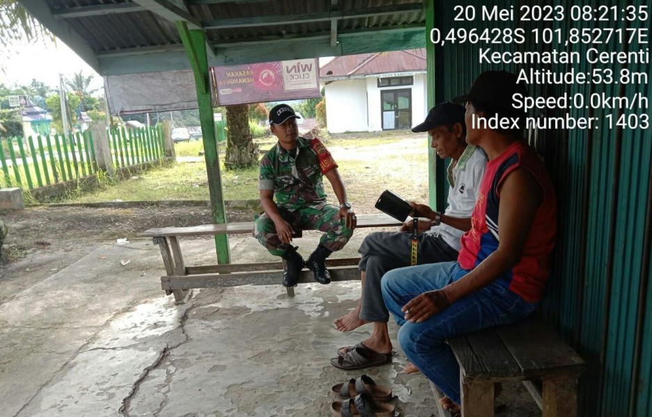 Babinsa Kopda Junedi Anggota Koramil 06/Cerenti Kodim 0302/Inhu Lakukan Komsos Di Kampung Pancasila Desa Tanjung Medan