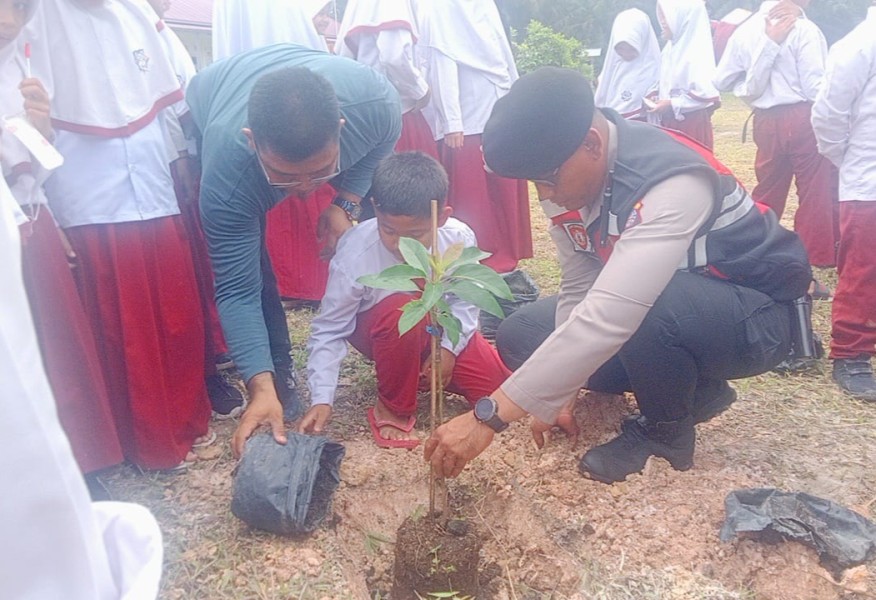 Polres Siak Hijaukan Sekolah, Tanamkan Cinta Lingkungan Sejak Dini