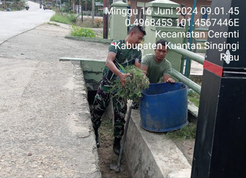 Jelang Hari Raya Idul Adha 10 Dzulhijah 1445 / 2024 Anggota Koramil 06/Cerenti Kodim 0302/Inhu Laksanakan Pembersihan Pekarangan Kantor Koramil 06/Cerenti