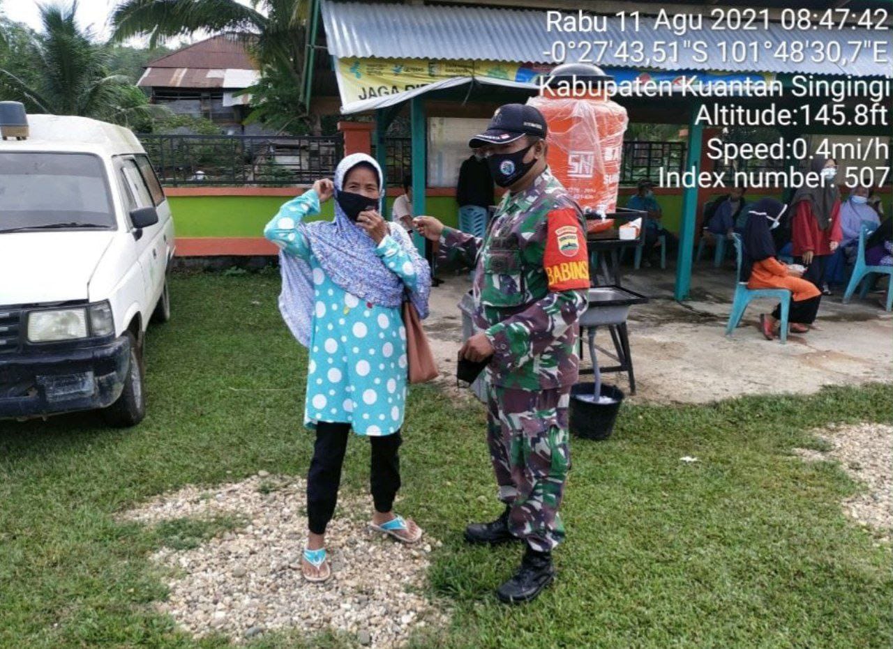 Babinsa Koramil 06/Cerenti Kodim 0302/ Inhu ,Sertu Heriyus Saputera Bagikan Masker Kepada Warga