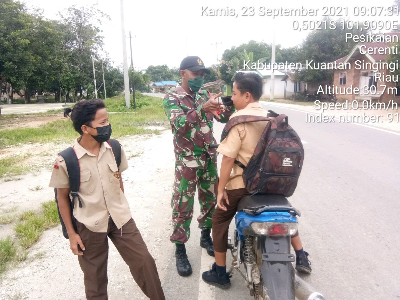 Jauhkan Generasi Penerus Dari Covid 19, Babinsa Koramil 06/Cerenti Dim 0302/Inhu Bagikan Masker Kepada Anak Sekolah 