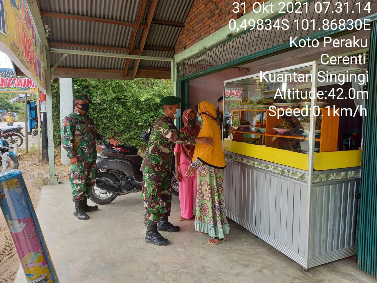 Serka M. Amin dan Kopda Irwan Babinsa Koramil 06/ Cerenti Kodim 0302/ Inhu Ajak Warga Agar Selalu Menerapkan Protokol Kesehatan Di Luar Rumah