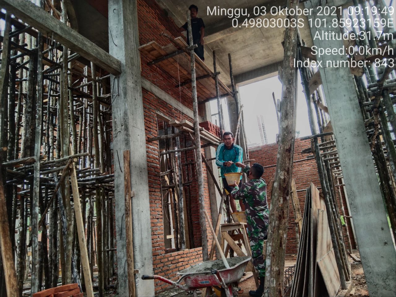 Babinsa Koramil 06/Cerenti Kodim 0302/Inhu Bantu Warga Binaan Melanjutkan Pembangunan Mesjid koto Cerenti