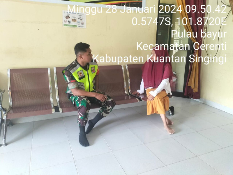 Babinsa Koramil 06/ Cerenti Kodim 0302/Inhu,Pratu Teguh Mulya Komsos Dengan Sekdes Pulau Bayur Kecamatan Cerenti