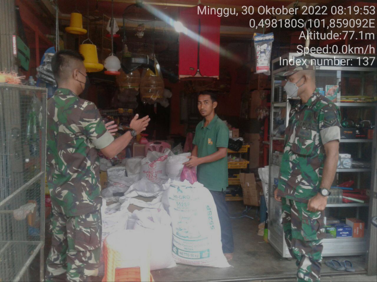 Guna Memutuskan Mata Rantai Penyebaran Covid-19, Babinsa Koramil 06/Cerenti Kodim 0302/Inhu  Berikan Sosialisasi Serta Himbauan Kepada Warga Agar Patuhi Prokes Covid-19