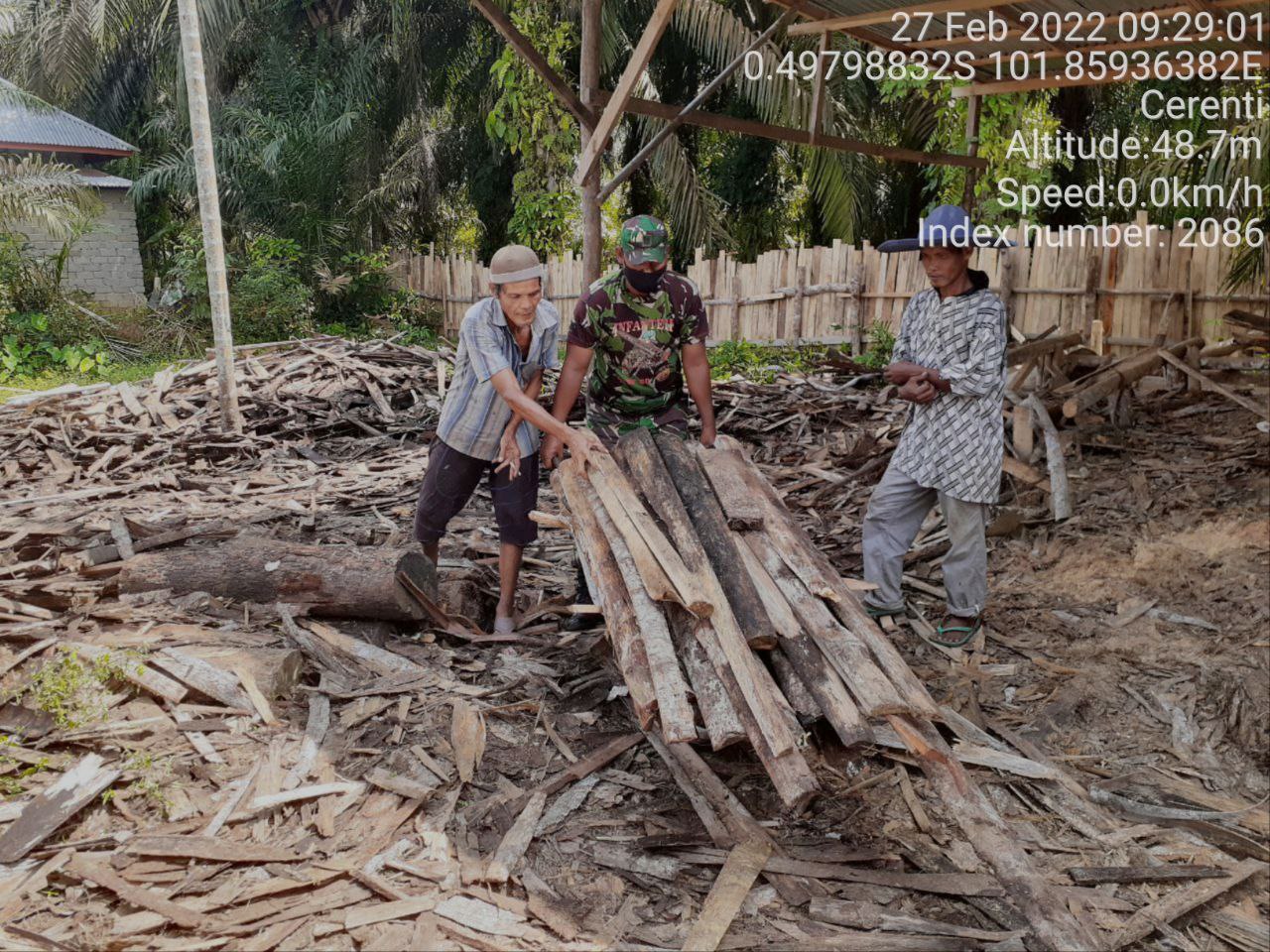 Jalin Silaturahmi Dengan Warga Binaan, Babinsa Koramil 06/Cerenti Kodim 0302/Inhu,Serda Samrin Bantu Warga Mengangkut Kayu Pagar Rumah Warga