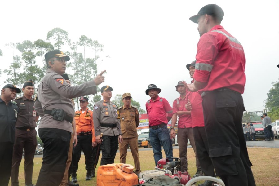 Apel Gelar Pasukan Karhutla  dI Tengah Hujan Deras;  Kapolres Kuansing Minta Peran Aktif Perusahaan