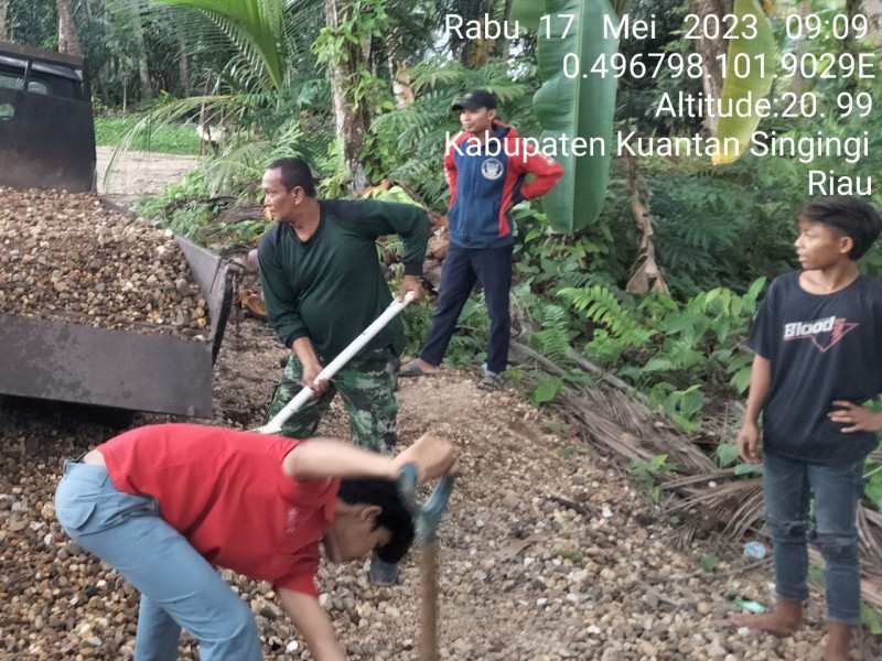 Babinsa Koramil 06/Cerenti Dim 0302/Inhu Membantu Warga Menimbun Jalan Yang Berlobang