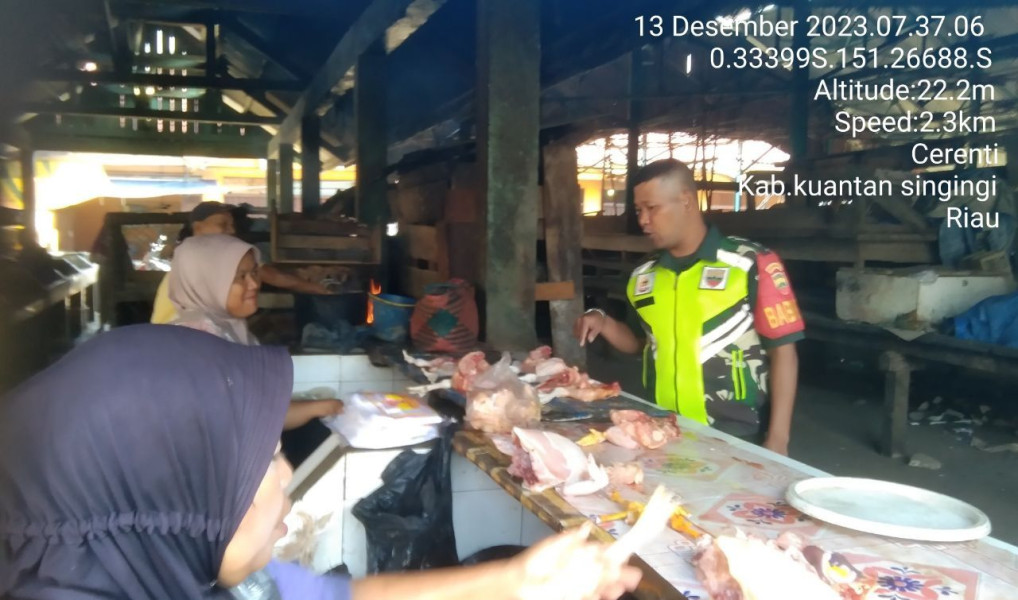 Serda Dumen Siregar Babinsa Koramil 06/Cerenti Kodim 0302/Inhu Pantau Perkembangan Harga Kebutuhan Pokok Di Kecamatan Cerenti