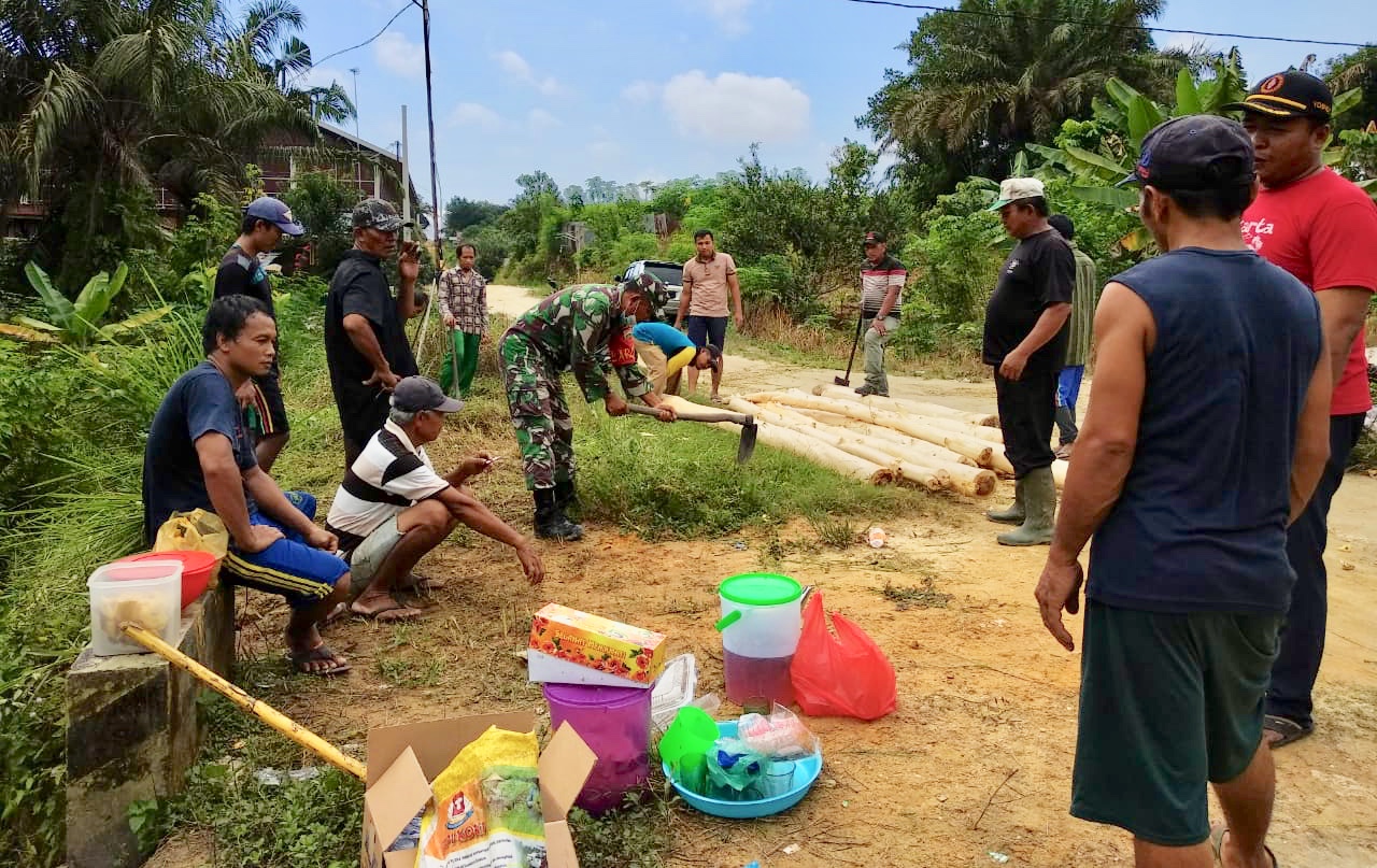 Tingkatkan Keamanan Lingkungan, Babinsa Bersama Warga Bangun Pos Ronda