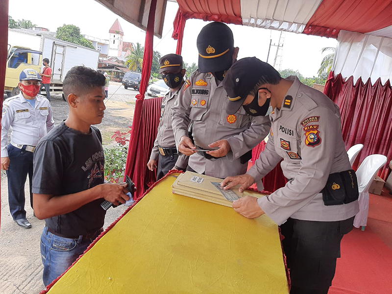 Antisipasi Mudik, Polsek Ukui Mulai Melakukan Penyekatan Kendaraan
