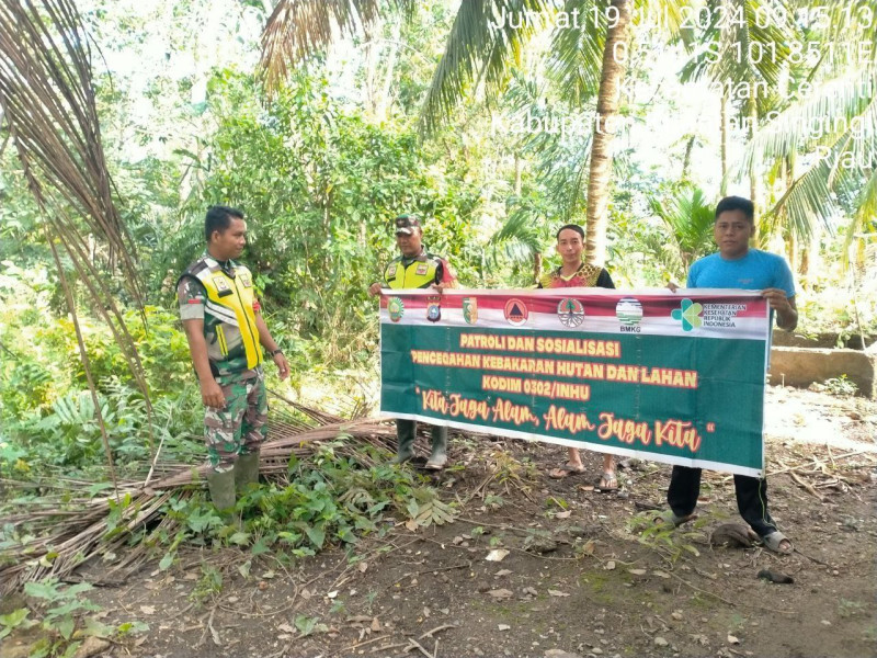 Di Desa Sikakak Para Babinsa Koramil 06/Cerenti Kodim 0302/Inhu Terus Patroli Dan Sosialisasi  Tentang Bahaya Karhutla Kepada Warga Masyarakat