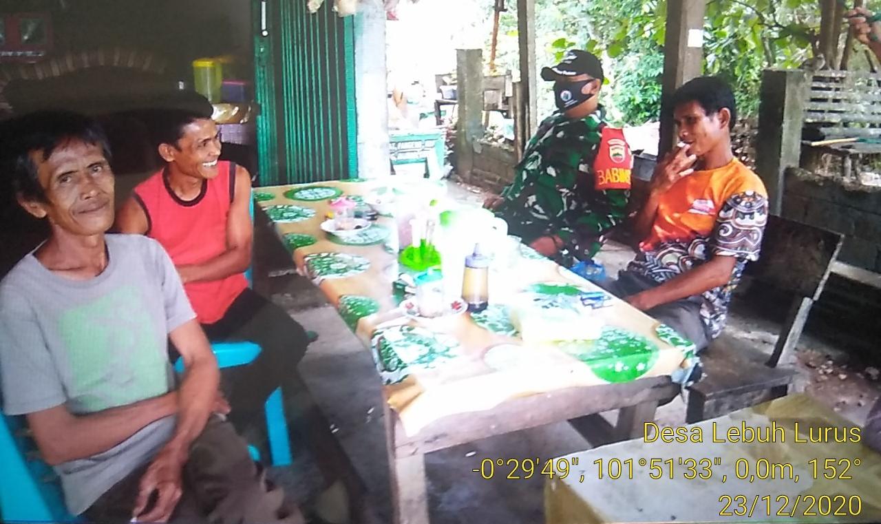 Kepedulian Babinsa Koramil 06/Cerenti Kodim 0302/Inhu Dalam Memutuskan Matarantai Wabah Covid-19 Desa Kampung Baru Timur Kecamatan Cerenti