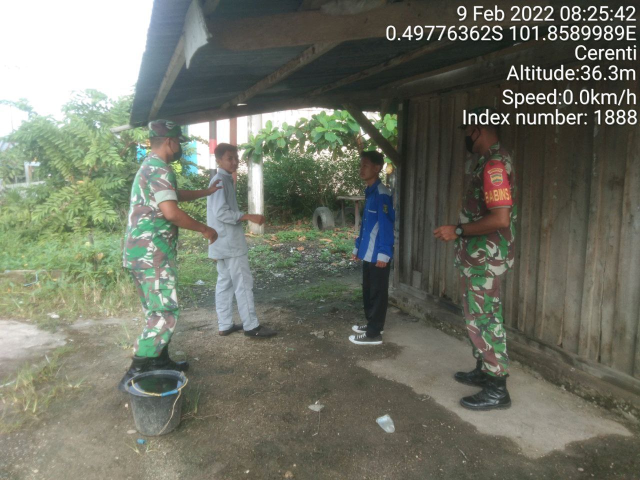 Babinsa Koramil 06/Cerenti Kodim 0302/Inhu Berikan Sosialisasi Serta Himbauan Kepada Anak Sekolah Patuhi Prokes Covid-19 di Wilayah Binaannya Desa Kampung Baru Timur