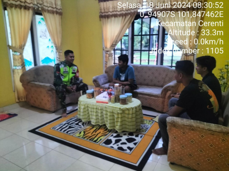 Di Suasana Hari Raya Idul Adha 1445 H / 2024 M Babinsa Koramil 06/cerenti Kodim 0302/Inhu Komsos Silaturahmi Di Rumah Warga Desa Binaan Pererat Silaturahmi