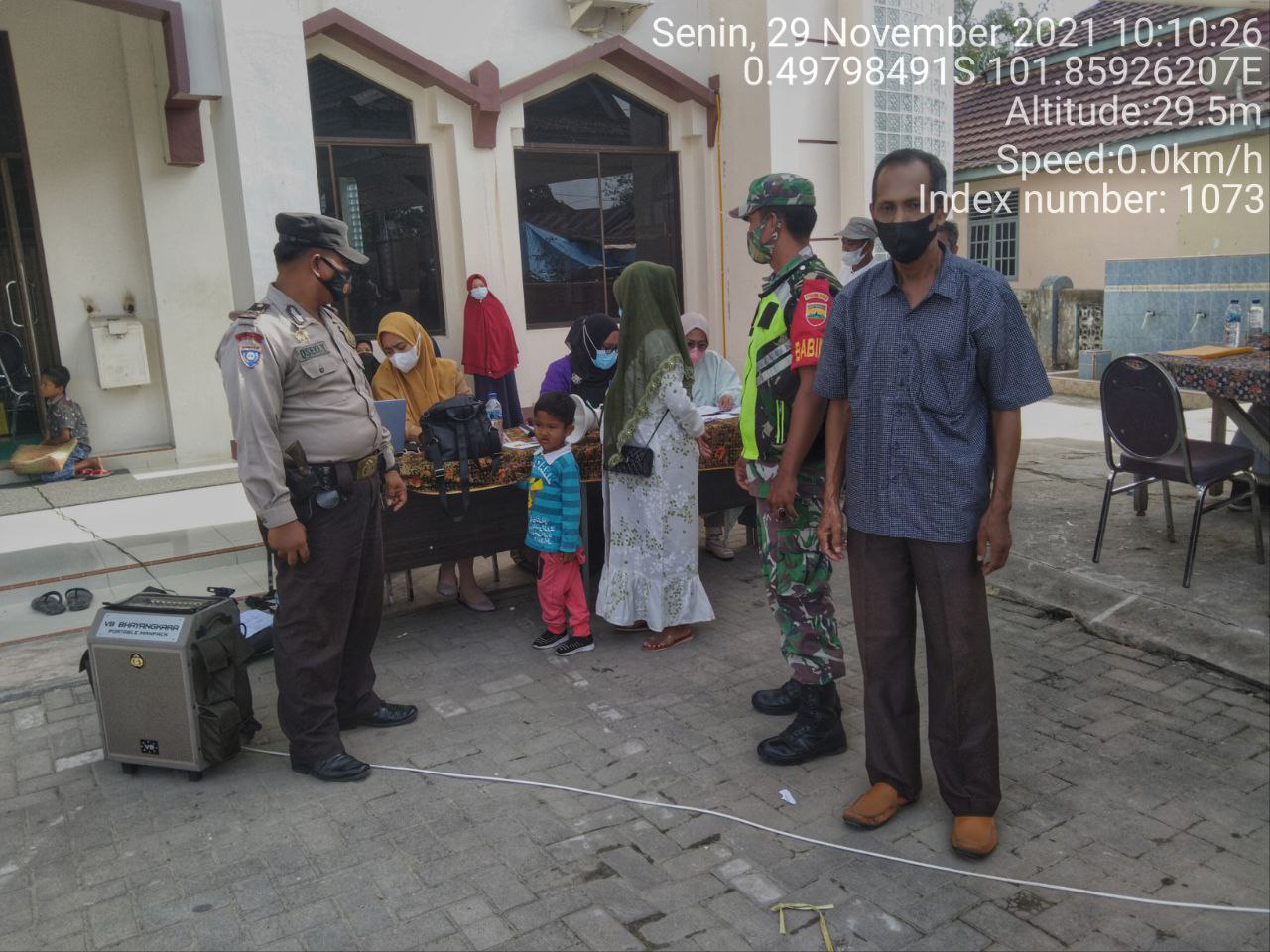 Babinsa Koramil 06/Cerenti Kodim 0302/ Inhu Bersama Bhabinkamtibmas Pantau Dan Dampingi Pelaksanaan Vaksin Covid-19 di Kelurahan Koto Petaku