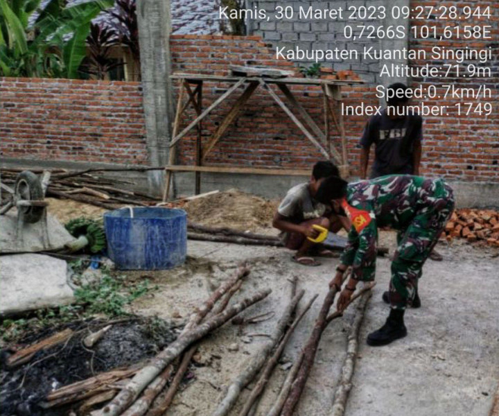 Babinsa Koramil 06/Cerenti Kodim 0302/Inhu Bergotong Royong Membantu Masyarakat Membangun Rumah Warga