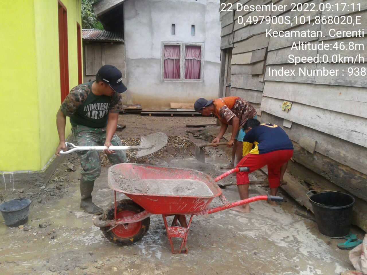 Babinsa Koramil 06/Cerenti Kodim 0302/Inhu Bersama Warga Mengerjakan Pengecoran Lantai Rumah