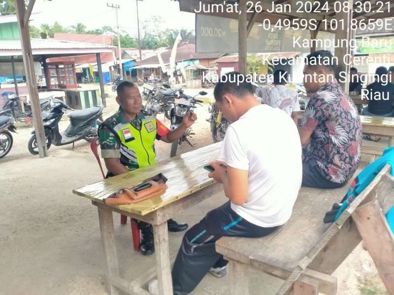 Menjelang Pemilu Tahun 2024, Sertu Pirman Babinsa Koramil 06/Cerenti Kodim 0302/ Inhu Komsos Dengan Warga Desa Kampung Baru