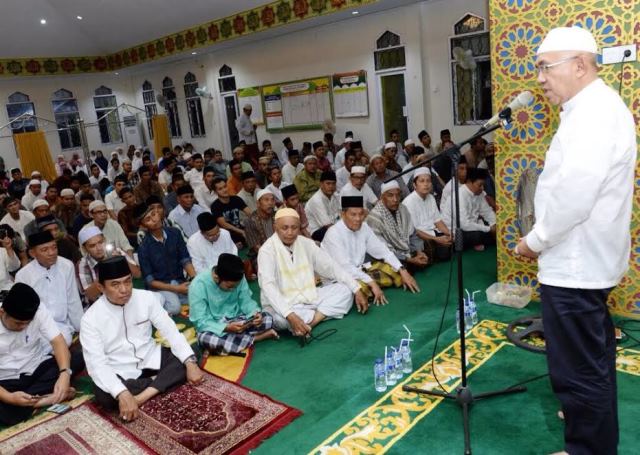 Bersama Gubri, Bupati Inhil Salat Tarawih Berjamaah di Masjid YAMP Tembilahan