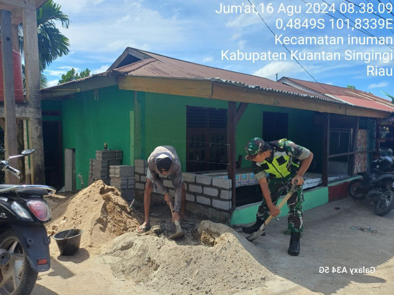 Kedekatan Nyata Babinsa Koramil 06/Cerenti Kodim 0302/Inhu Bantu Warga Bangun Rumah Di Kecamatan Inuman Kabupaten Kuansing 