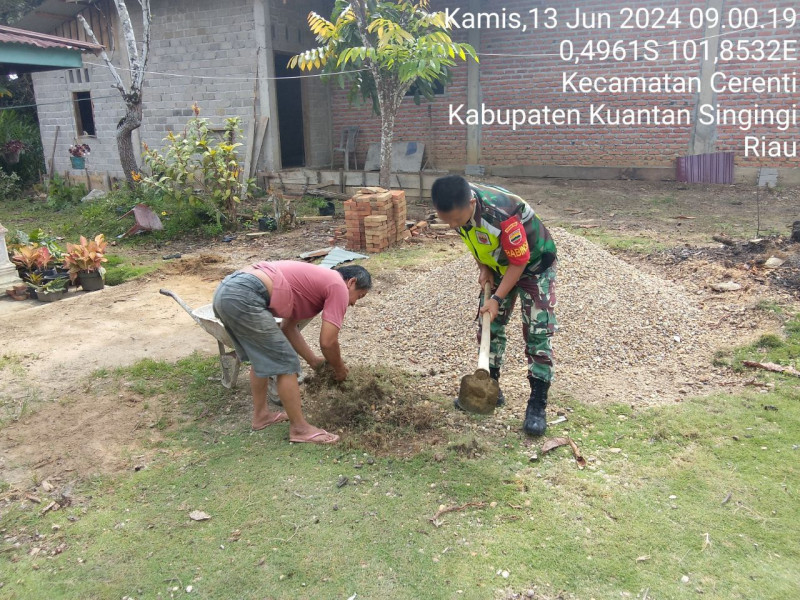 Wujud Pembinaan Wilayah Babinsa Koramil/06 Cerenti Kodim 0302/Inhu Bantu Bersihkan Halaman Rumah Warganya