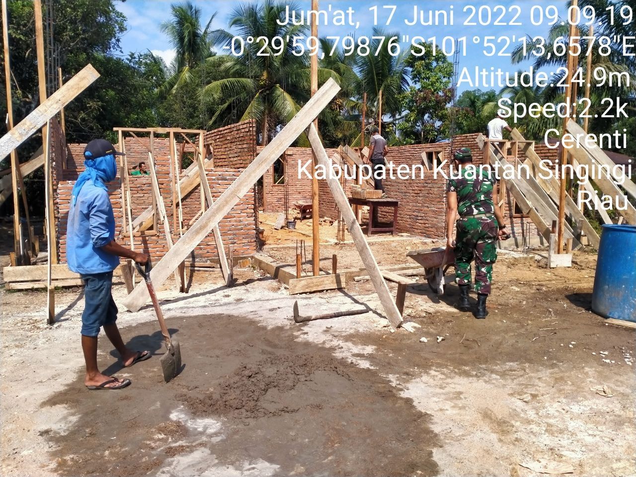 Babinsa Koramil 06/Cerenti Kodim 0302/Inhu Bantu Masyarakat Desa Binaan Membangun Rumah Pak Wagiman