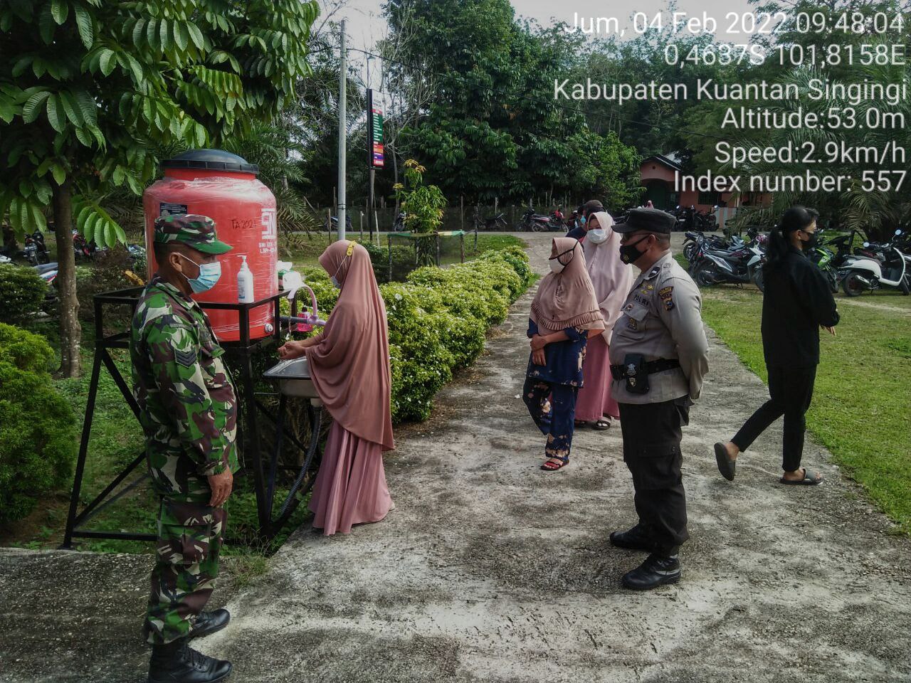 Babinsa Koramil 06/ Cerenti Kodim 0302/ Inhu Mengajak Masyarakat Mencuci Tangan di Desa Pulau Sipan Kecamatan Inuman
