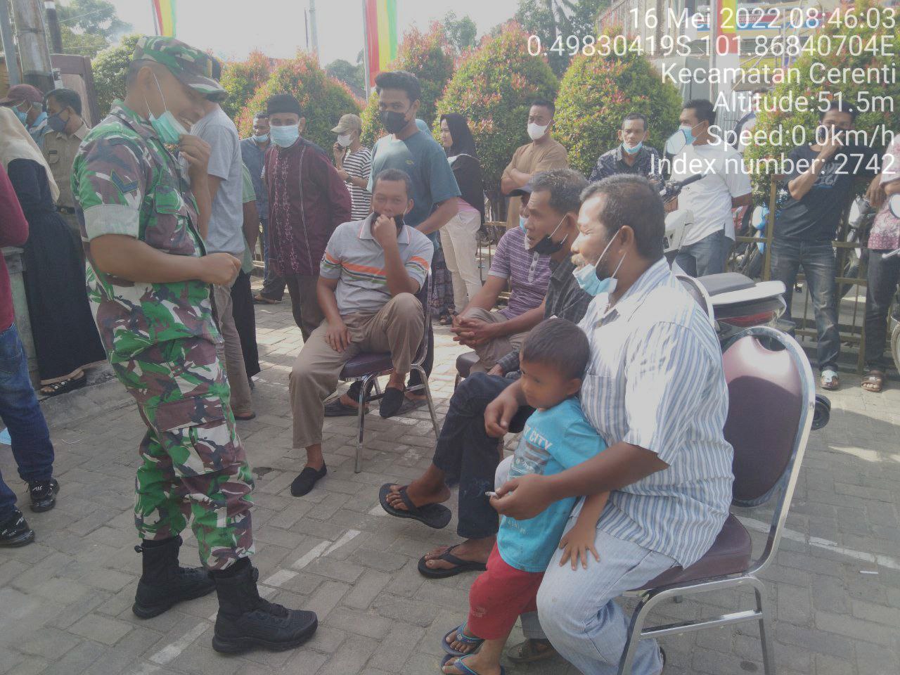 Untuk Jalin Keakraban Babinsa Koramil 06/Cerenti  Kodim 0302/Inhu, Sertu Efison Komsos Dengan Warga Binaannya