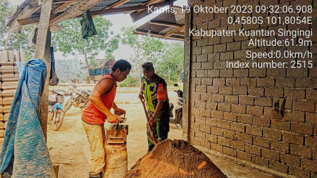 Serka Heriyus Saputera Babinsa Koramil 06/Cerenti Kodim 03022/Inhu Membantu Warga Desa Membuat Batu Batako di Desa Pasar Inuman Kecamatan Inuman