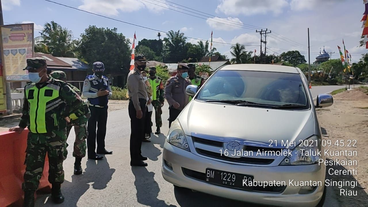 Serda Samrin Anggota Koramil 06/Cerenti Bantu Penyekatan Arus Mudik Dan Arus Balik Di Perbatasan Kabupaten Kuansing - Kabupaten Inhu