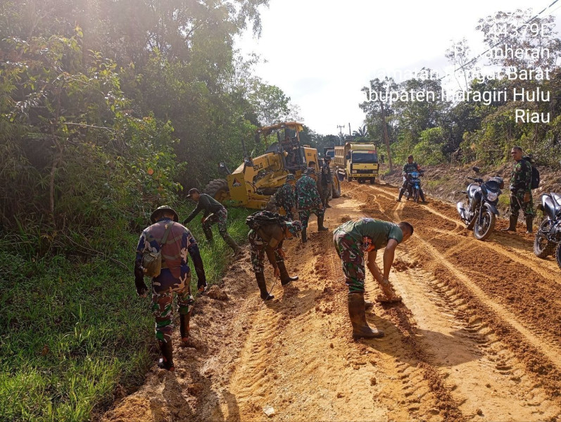 Babinsa Membantu Melaksanakan Pengerasan Jalan Penghubung Desa Pekan Heran Dan Desa Redang TMMD Ke-120  Kodim 0302/Inhu Korem 031/WB
