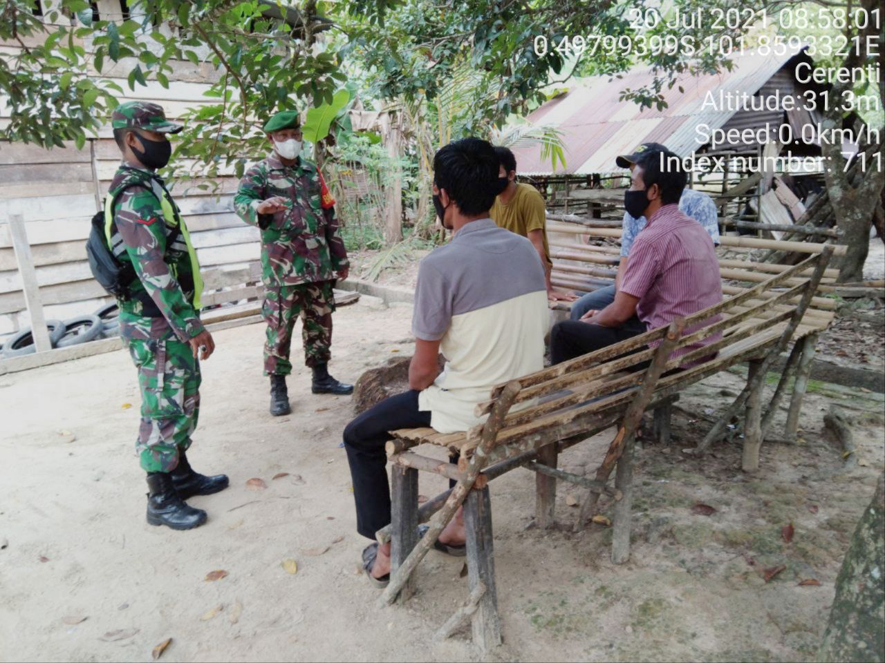 Kopda Junedi Babinsa Koramil 06/ Cerenti, Kodim 0302/ Inhu Himbau Warga Masyarakat Akan Pentingnya Penegakkan Protokol Kesehatan