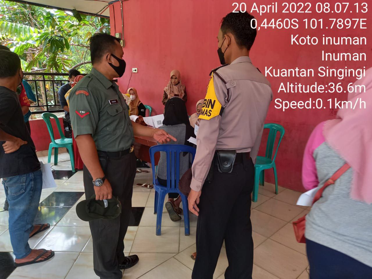 Melalui Komsos, Babinsa Koramil 06/Cerenti Kodim 0302/Inhu, Himbau Warga Patuhi Protokol Kesehatan di Desa Koto Inuman Kecamatan Inuman