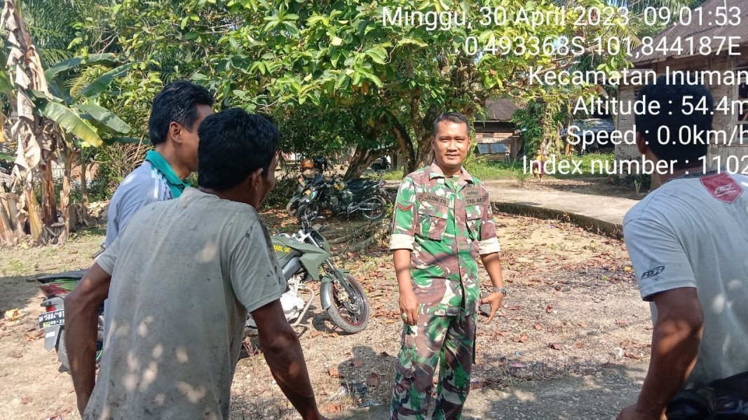 Kopda Junedi Babinsa Koramil 06/Cerenti Kodim 0302/Inhu Lakukan Komsos Di Kampung Pancasila Desa Bedeng Sikuran