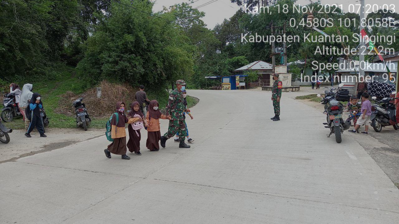 Babinsa Koramil 06/ Cerenti Kodim 0302 /Inhu Membantu Anak Sekolah Menyerangi Jalan