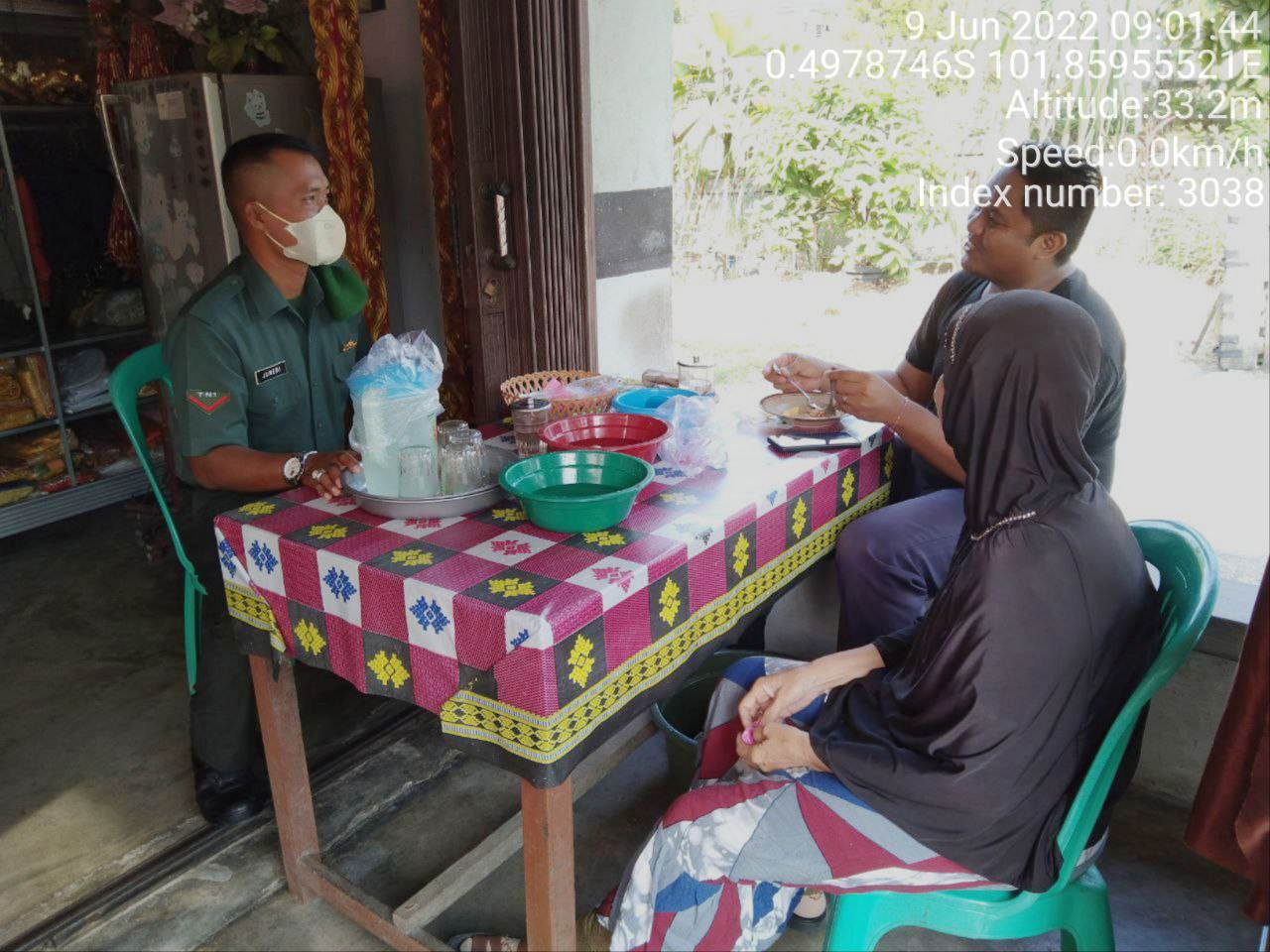 Kopda Junedi Babinsa Koramil 06/Cerenti Kodim 0302/Inhu Komsos Dengan Warga Desa Pulau Sipan Kecamatan Inuman