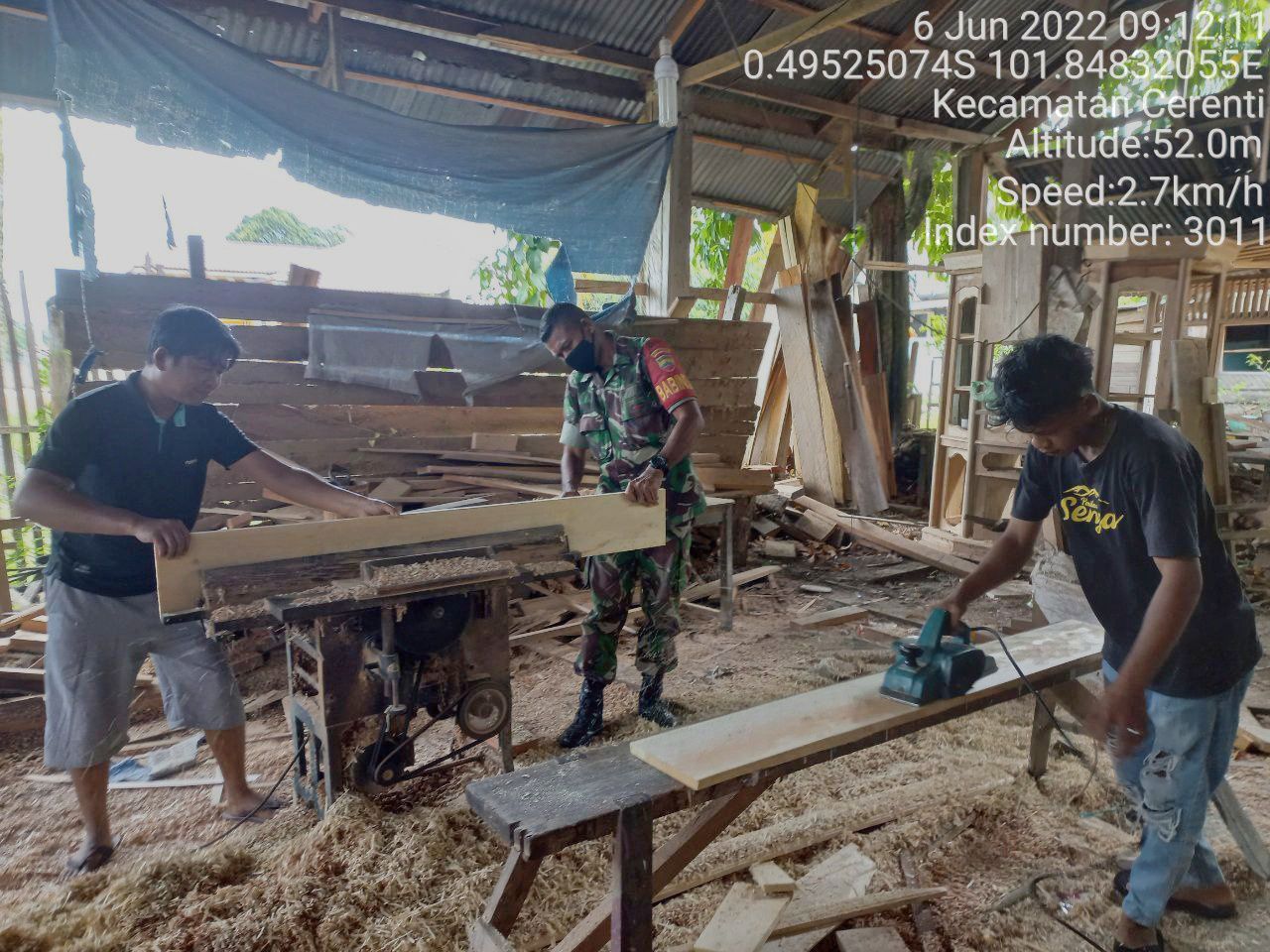 Ringankan Beban Warga, Babinsa Koramil 06/Cerenti Kodim 0302/ Inhu Bantu Warga Bangun Tempat Usaha Pak Budi